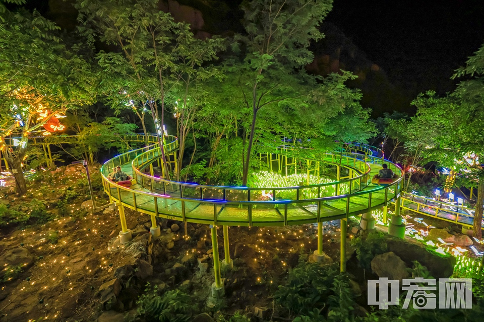 據悉，這是北京首個日間夜間都營業的漂流項目，游客可在白天穿行“花海隧道”，感受“會呼吸的森林漂流”，在夜間“追光漂流”，欣賞“水上銀河”。