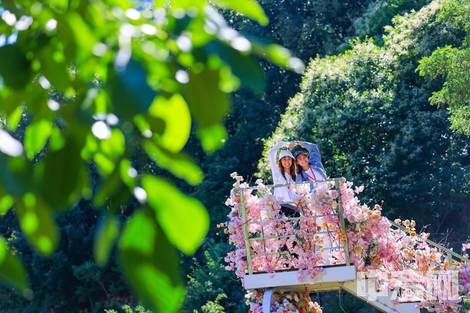 肯尼亞留學生麗塔最喜歡景區特別設計的“花海隧道”，“沿岸種植了很多鮮艷的花卉，乘皮筏艇順流而下，就像穿行在一條水上花廊。”