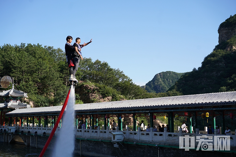除漂流滑水外，梨樹(shù)溝休閑谷還設(shè)有水上飛人等親水項(xiàng)目，為游客帶來(lái)豐富親水體驗(yàn)。