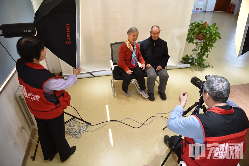 他心懷熱忱成立了“花間晚照”攝影工作室。從此，一群身著紅馬甲的志愿者穿梭在社區(qū)，開(kāi)啟了一場(chǎng)溫暖的光影之旅。 王平 攝