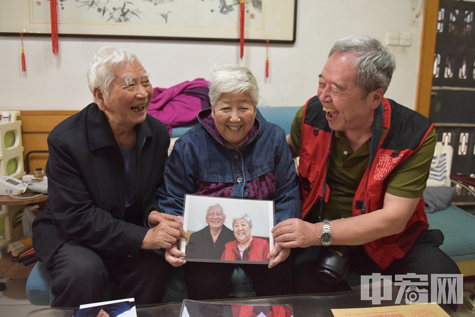 2021年初，寒風凜冽中，志愿者們扛著沉重的攝影器材，奔走在轄區17個樓院，40天的時間里，為500多位退休老人及家屬拍攝2000多張照片。 王平 攝