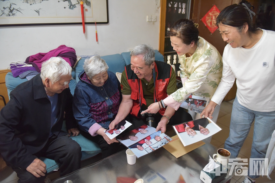 2022年七夕，為10余對老年夫妻定格相濡以沫的瞬間。2023年，響應“向雷鋒同志學習”號召，為道德模范鄒桂蘭老人拍攝照片，讓雷鋒精神在一次次快門聲中得以傳承。 王平 攝