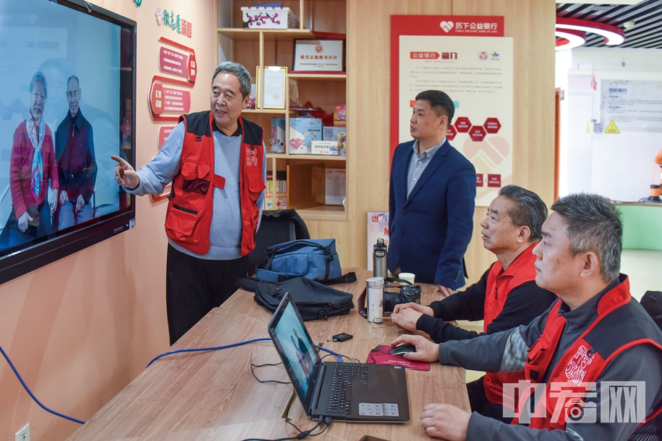 徐北龍與團(tuán)隊(duì)成員討論工作。 王平 攝