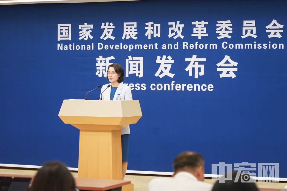 6月26日上午，国家发展改革委召开新闻发布会。国家发展改革委政策研究室副主任、委新闻发言人李超表示，将于7月份下达今年第三批消费品以旧换新资金。同时，将协调有关方面，坚持更加注重持续性和均衡性原则，分领域制定落实到每个月、每一周的国补资金使用计划，保障消费品以旧换新政策全年有序实施。