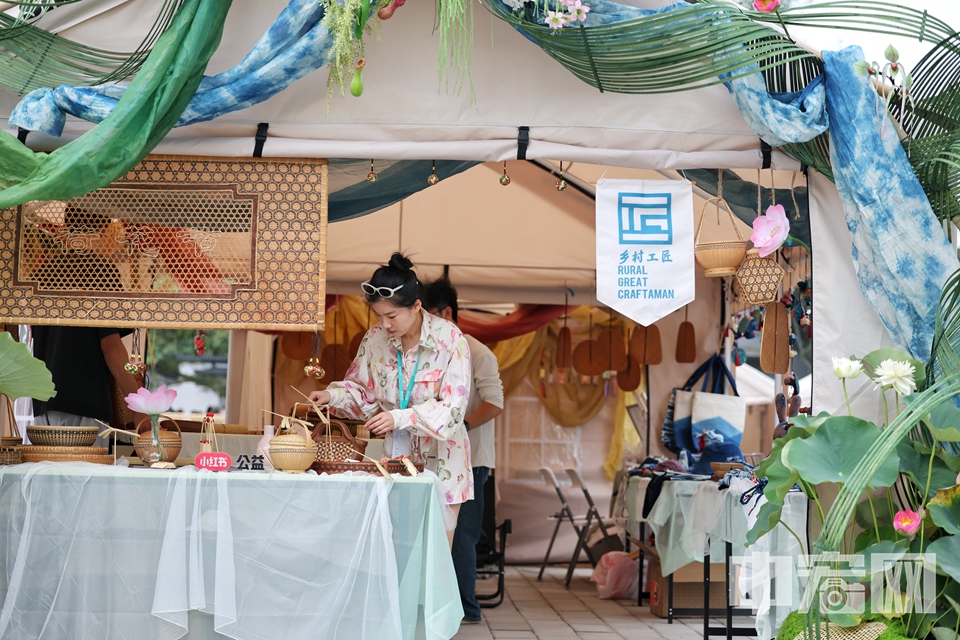 此外，荷花節期間，雙花展、天心水面、涵秋館、遺址西口等區域還設有荷香市集。游客可在園內邂逅沉浸式演出，偶遇“荷花仙子”，讓音符、舞姿、荷花、微風在夏日共舞，赴一場荷花與藝術的、活力與浪漫的盛宴。 陳碩 攝