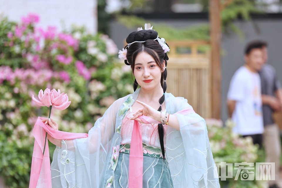 游客可在園內邂逅沉浸式演出，偶遇“荷花仙子”，讓音符、舞姿、荷花、微風在夏日共舞，赴一場荷花與藝術的、活力與浪漫的盛宴。 陳碩 攝