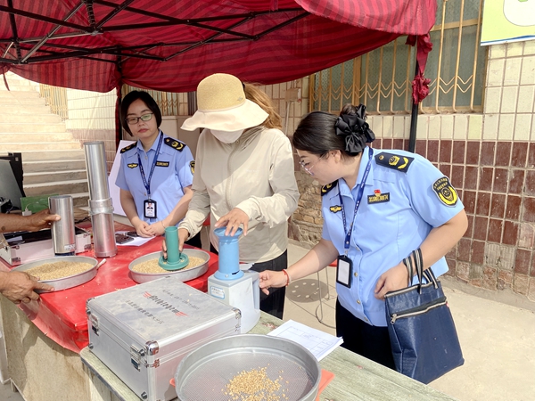 喀什市市場監(jiān)督管理局檢查畫面。姑麗努爾 攝.jpg