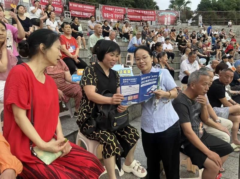 向观众宣传征信知识.jpg