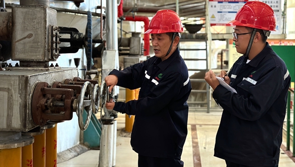 綠翔糖業(yè)公司師徒結(jié)對傳幫帶 薪火相傳促企業(yè)發(fā)展 攝：林子靖.jpg