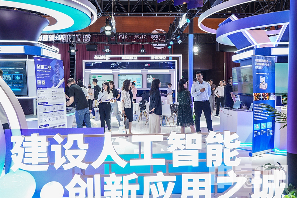 為呈現數字經濟的“產業鏈”價值，大會推出了“數字經濟國際合作交流體驗區”，這里匯聚了眾多“首發首秀”的產品及技術，猶如一場數字科技的盛宴，集中展示著數字經濟領域的最新成果。 中宏網記者 富宇 攝