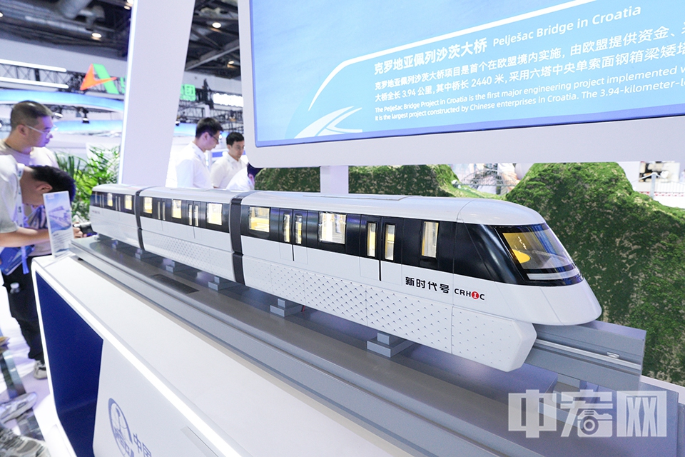 中國中鐵的跨座式單軌列車模型。 中宏網記者 富宇 攝