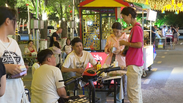 居民在夜市選購小商品 (2).jpg