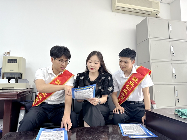 九师白杨市人社局工作人员到企业宣传“企业吸纳就业优惠政策”(资料图片)，官航摄。 (2).jpg