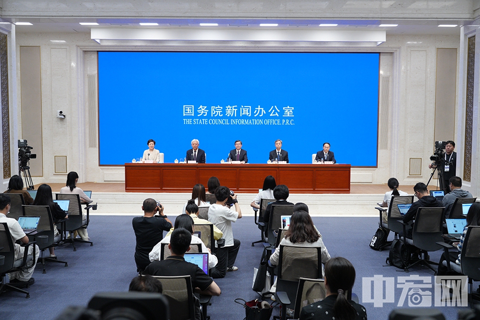 國務(wù)院新聞辦公室7月4日上午舉行新聞發(fā)布會，請水利部副部長陳敏、水利部總規(guī)劃師吳文慶、國家發(fā)展改革委農(nóng)村經(jīng)濟(jì)司負(fù)責(zé)人關(guān)錫璠、水利部規(guī)劃計(jì)劃司司長張祥偉介紹全面推進(jìn)江河保護(hù)治理有關(guān)情況，并答記者問。 中宏網(wǎng)記者 富宇 攝