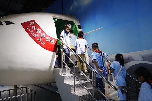 潍坊机场开设“空中虚拟驾驶”研学课程.jpg