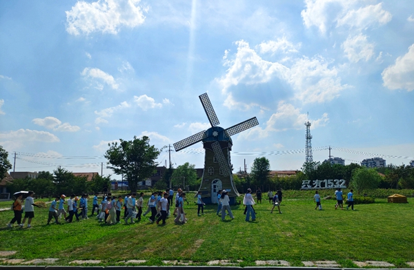暑期儿童在1532文化产业园参加研学活动.jpg