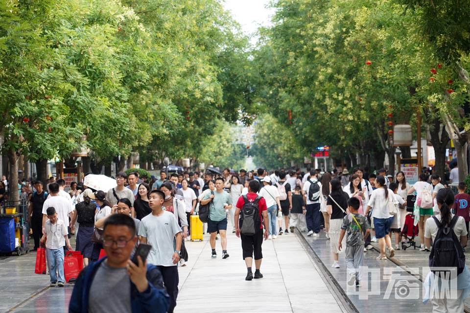 近日，北京前門大街迎來暑期旅游高峰，游客“爆棚”。