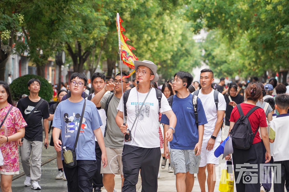 近日，北京前门大街迎来暑期旅游高峰，游客“爆棚”。