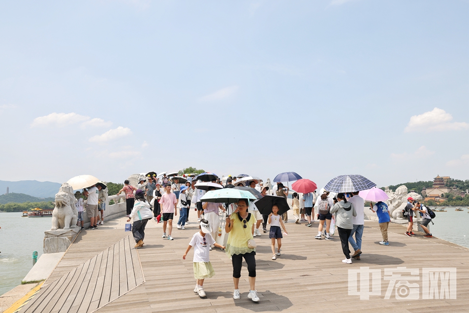 7月7日，頤和園內游客絡繹不絕，昆明湖上游船穿梭，遠處的萬壽山與十七孔橋相映成趣，構成一幅天然的夏日畫卷。