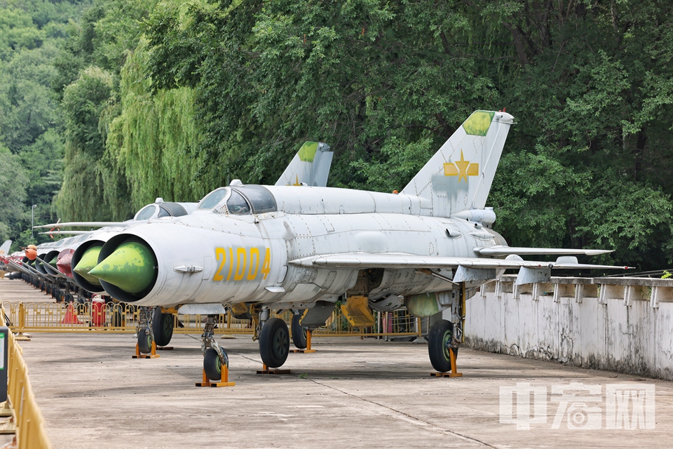 作為全國愛國主義教育基地，中國航空博物館在暑期迎來了多批學生團體前來開展思政課實踐教學和愛國主義教育活動。學生們通過參觀英雄紀念墻、利劍雕塑等展區(qū)，深入了解中國航空事業(yè)的輝煌成就，激發(fā)愛國情懷。