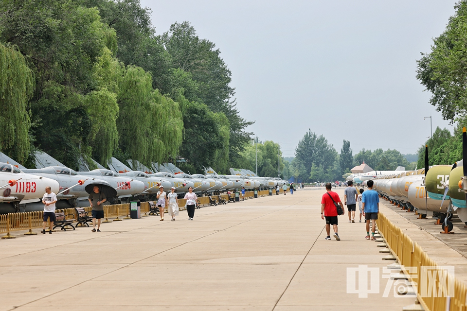 據(jù)了解，中國(guó)航空博物館擁有149型376架飛機(jī)及2.8萬(wàn)余件航空文物，包括抗美援朝功勛戰(zhàn)機(jī)、殲-10原型機(jī)等珍貴展品，全面展現(xiàn)了中國(guó)航空事業(yè)的發(fā)展歷程。