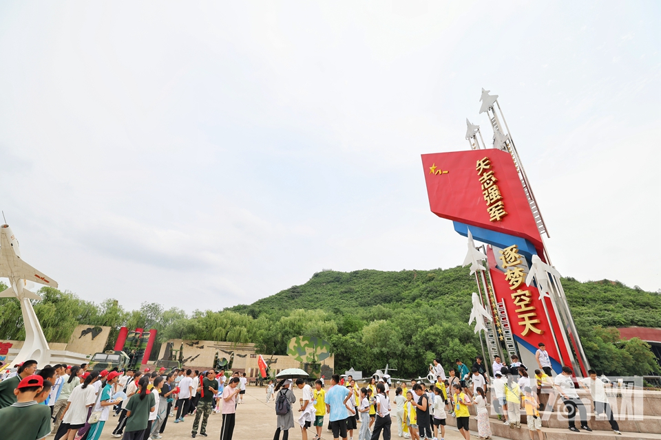 博物館憑借豐富的航空文物、互動(dòng)體驗(yàn)項(xiàng)目以及愛國主義教育內(nèi)容，吸引了大量游客前來參觀學(xué)習(xí)。 陳碩 攝