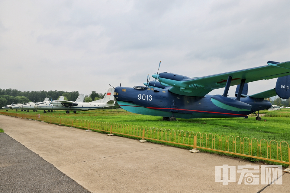 航空博物館內(nèi)展出的各種飛機(jī)。