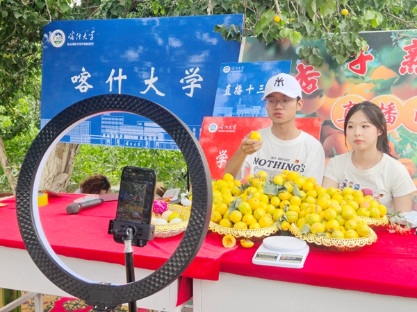 喀什大學學子在英吉沙縣開展助農直播。娜扎凱提 攝.jpg