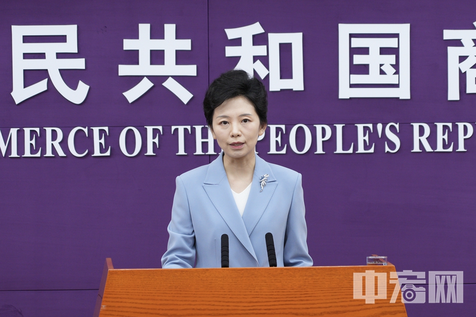 会上，何咏前就中国政府是否已采取相关措施打击关键矿产转运和走私行为作出了回应。何咏前表示，锑和镓等战略矿产具有明显的军民两用属性，对其实施出口管制符合国际通行做法。为坚决防止非法外流，今年5月，中国国家出口管制工作协调机制办公室已部署开展打击战略矿产走私出口专项行动，相关信息可在商务部网站查询。 中宏网记者 富宇 摄