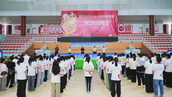 招聘会现场  若羌县融媒体中心  周丽 摄 (7).jpg