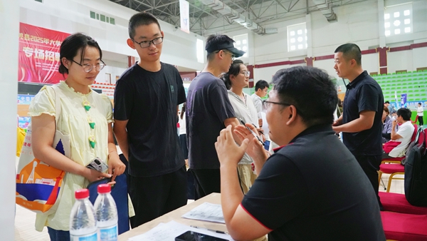 招聘会现场  若羌县融媒体中心  周丽 摄 (6).jpg