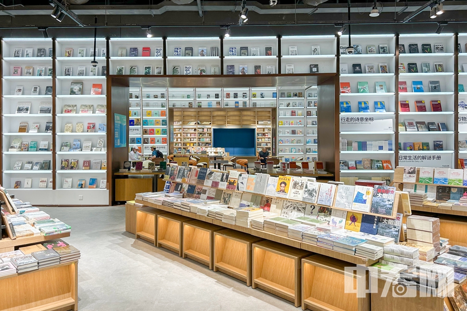 近日，京東線下商業(yè)綜合體——京東MALL北京南三環(huán)店正式對外營業(yè)，這是北京首家，也是目前全國規(guī)模最大的京東MALL。據了解，開業(yè)后，憑借“沉浸式體驗+全品類覆蓋+場景化服務”三大特色，京東MALL北京南三環(huán)店成為首都消費者必逛、必玩的新晉網紅打卡地，有力帶動豐臺商業(yè)消費再升級。