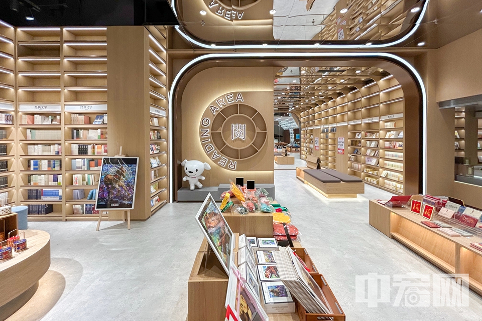 近日，京東線下商業(yè)綜合體——京東MALL北京南三環(huán)店正式對(duì)外營(yíng)業(yè)，這是北京首家，也是目前全國(guó)規(guī)模最大的京東MALL。據(jù)了解，開(kāi)業(yè)后，憑借“沉浸式體驗(yàn)+全品類覆蓋+場(chǎng)景化服務(wù)”三大特色，京東MALL北京南三環(huán)店成為首都消費(fèi)者必逛、必玩的新晉網(wǎng)紅打卡地，有力帶動(dòng)豐臺(tái)商業(yè)消費(fèi)再升級(jí)。