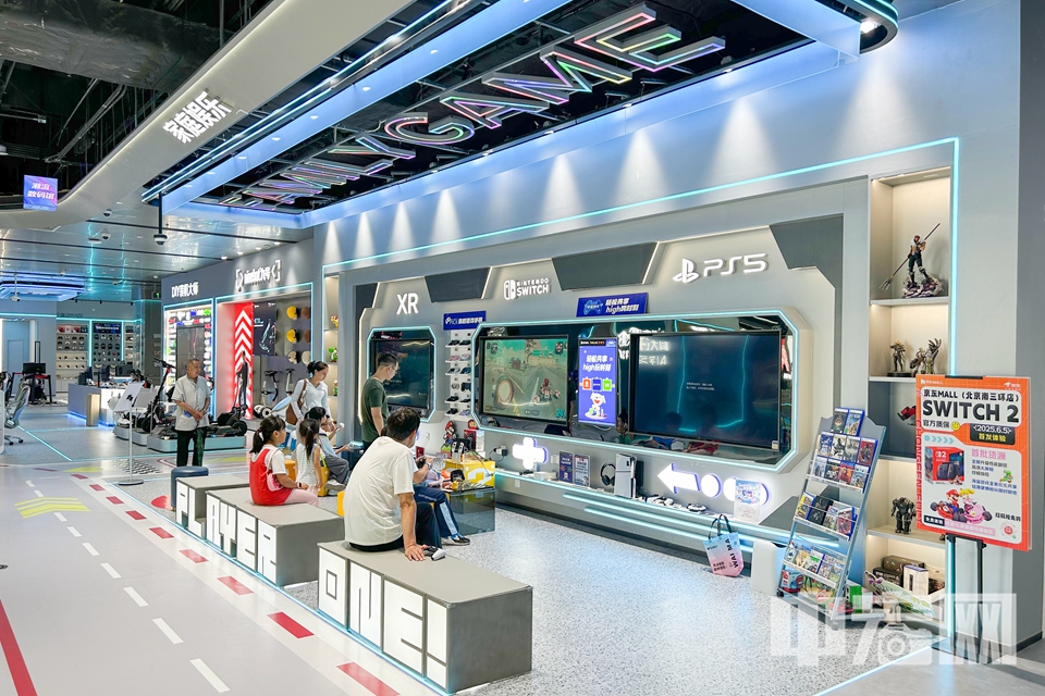 近日，京東線下商業綜合體——京東MALL北京南三環店正式對外營業，這是北京首家，也是目前全國規模最大的京東MALL。據了解，開業后，憑借“沉浸式體驗+全品類覆蓋+場景化服務”三大特色，京東MALL北京南三環店成為首都消費者必逛、必玩的新晉網紅打卡地，有力帶動豐臺商業消費再升級。