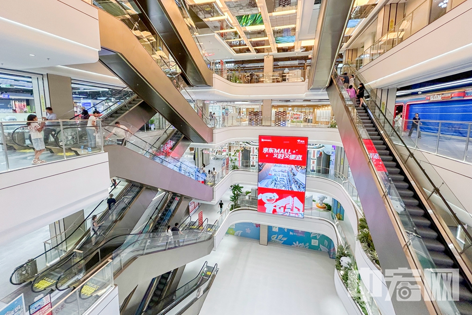 近日，京東線下商業綜合體——京東MALL北京南三環店正式對外營業，這是北京首家，也是目前全國規模最大的京東MALL。據了解，開業后，憑借“沉浸式體驗+全品類覆蓋+場景化服務”三大特色，京東MALL北京南三環店成為首都消費者必逛、必玩的新晉網紅打卡地，有力帶動豐臺商業消費再升級。