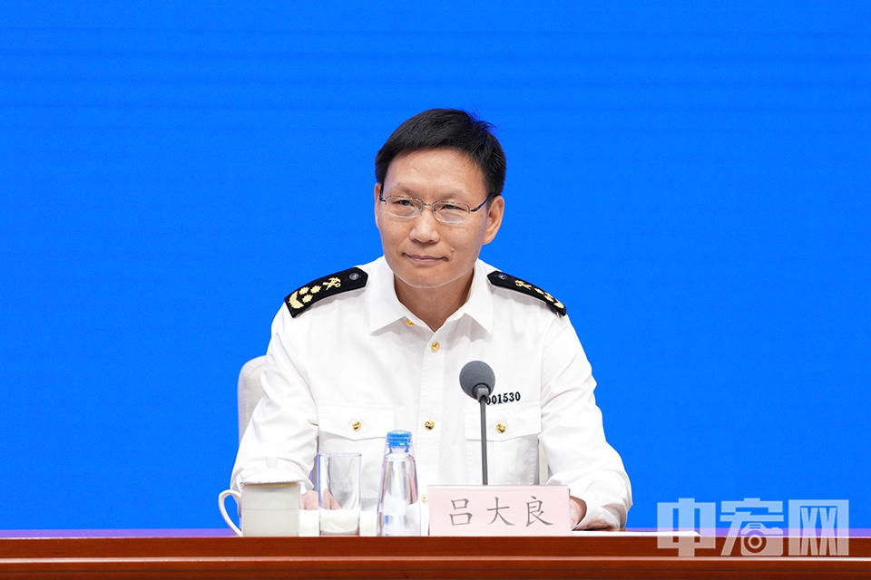 上半年，我國對共建“一帶一路”國家進出口11.29萬億元，增長4.7%，占進出口總值的51.8%，較去年同期提升0.9個百分點。其中，對東盟進出口3.67萬億元，增長9.6%。同期，對歐盟、韓國、日本等進出口都實現(xiàn)了增長。圖為海關總署統(tǒng)計分析司司長呂大良。 中宏網(wǎng)記者 富宇 攝