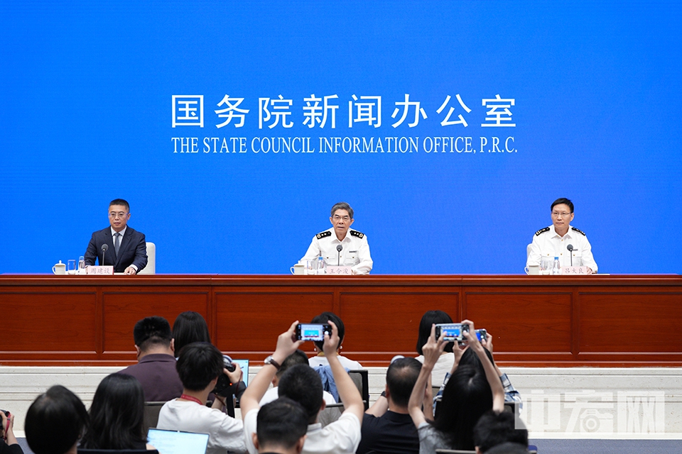 國務(wù)院新聞辦公室7月14日上午舉行新聞發(fā)布會，請海關(guān)總署副署長王令浚，海關(guān)總署新聞發(fā)言人、統(tǒng)計分析司司長呂大良介紹2025年上半年進(jìn)出口情況，并答記者問。 中宏網(wǎng)記者 富宇 攝