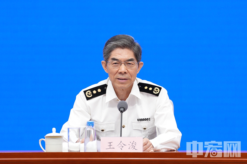 王令浚介紹，上半年，我國進出口規模站穩20萬億元的臺階，創歷史同期新高。從季度走勢看，二季度進出口同比增長4.5%，比一季度加快了3.2個百分點，連續7個季度保持同比增長。 中宏網記者 富宇 攝