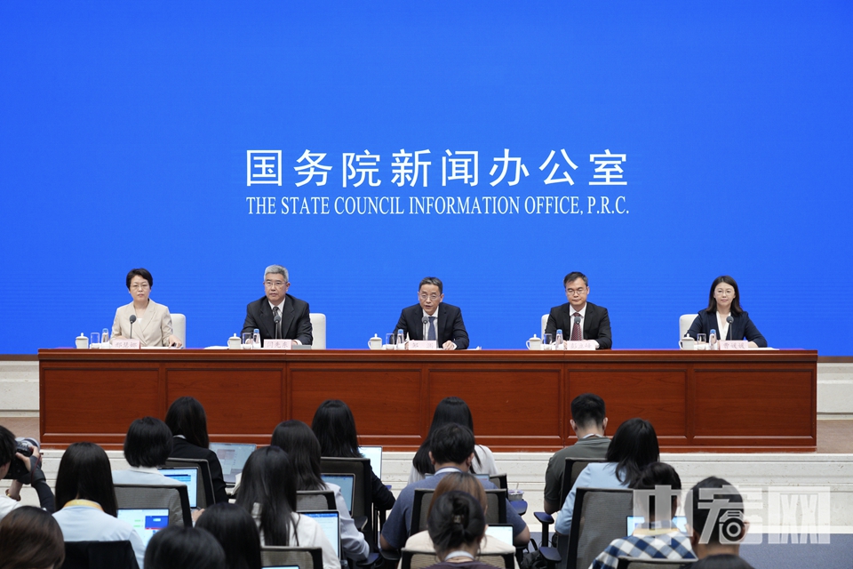 国务院新闻办公室7月14日下午举行新闻发布会，请中国人民银行副行长邹澜、中国人民银行信贷市场司司长彭立峰、中国人民银行调查统计司司长闫先东、中国人民银行金融市场司负责人曹媛媛介绍2025年上半年货币信贷政策执行及金融统计数据情况，并答记者问。 中宏网记者 富宇 摄
