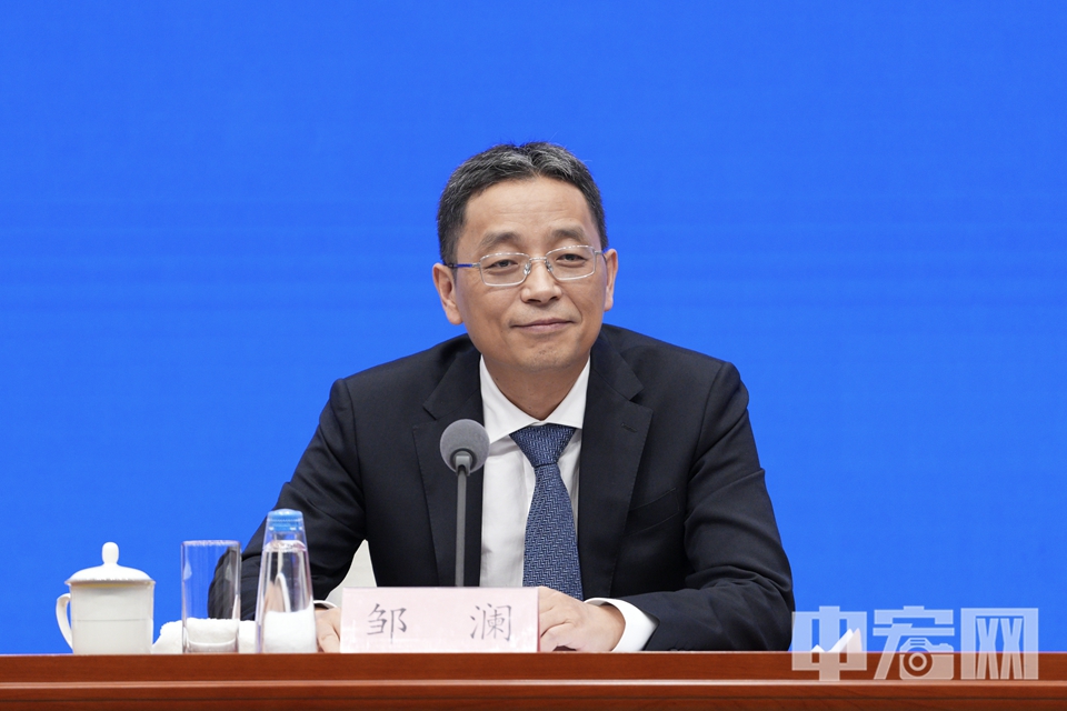 邹澜介绍，2020年以来，人民银行已累计降准12次；累计下调政策利率9次，带动1年期和5年期以上贷款市场报价利率分别下降115个和130个基点。 中宏网记者 富宇 摄