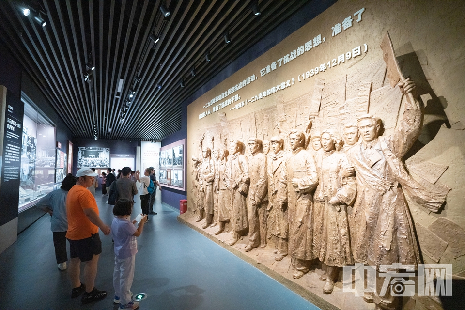 7月7日，《為了民族解放與世界和平》主題展覽在位于北京的中國人民抗日戰(zhàn)爭紀念館開幕。本次主題展覽以“銘記歷史、緬懷先烈、珍愛和平、開創(chuàng)未來”為主題，共分8個部分，總面積12200平方米，展出照片1525張、文物3237件。