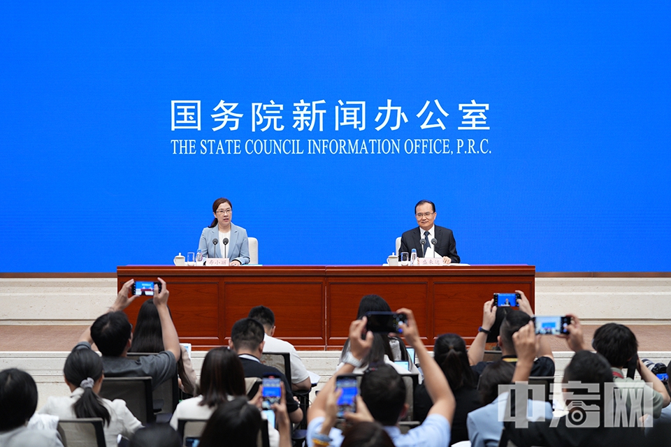 國務院新聞辦公室于7月15日上午舉行新聞發布會，請國家統計局副局長盛來運介紹2025年上半年國民經濟運行情況，并答記者問。 中宏網記者 富宇 攝