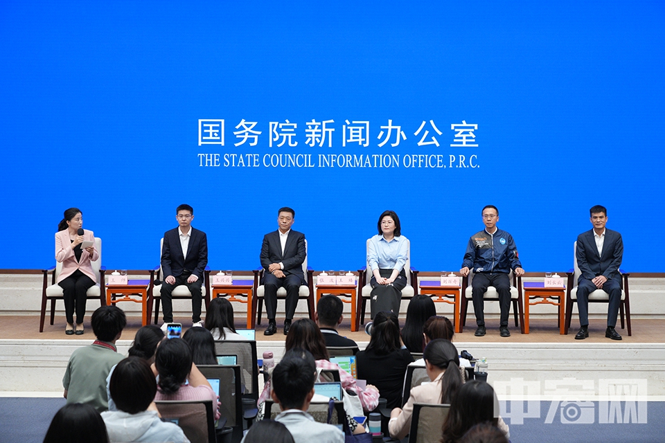 國務院新聞辦公室7月15日下午舉行“新征程上的奮斗者”中外記者見面會，請民營企業家代表圍繞“弘揚企業家精神，堅定做優秀中國特色社會主義事業建設者”與中外記者見面交流。 中宏網記者 富宇 攝