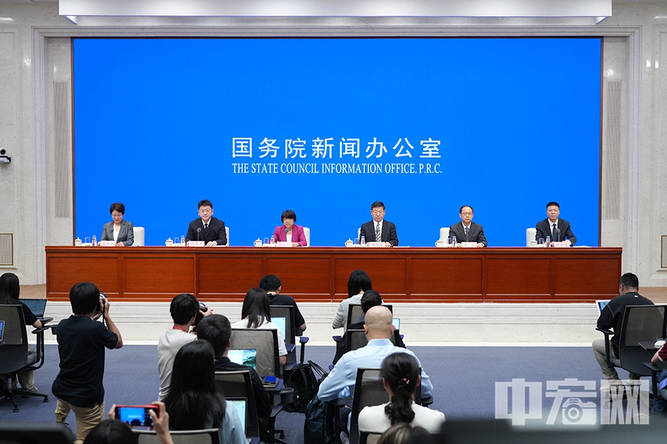 国务院新闻办公室7月16日上午举行国务院政策例行吹风会，请中国残联副主席、副理事长李东梅，国家发展改革委就业收入分配和消费司负责人郭启民，人力资源社会保障部就业促进司负责人运东来，农业农村部农村社会事业促进司司长唐珂，中国残联教育就业部主任任占斌介绍《促进残疾人就业三年行动方案（2025-2027年）》有关情况，并答记者问。 中宏网记者 富宇 摄