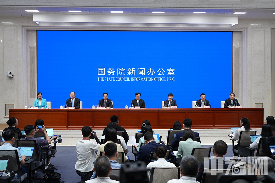 國務院新聞辦公室7月23日上午舉行新聞發布會，請國家發展改革委副主任王昌林、財政部副部長廖岷、商務部部長助理袁曉明、海關總署副署長王令浚和海南省委書記、省人大常委會主任馮飛，海南省委副書記、省長劉小明介紹海南自由貿易港建設有關情況，并答記者問。 中宏網記者 富宇 攝