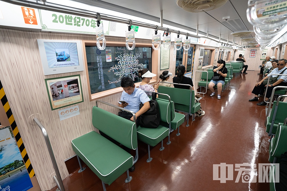 “时光列车”此次上线正值暑期客流高峰，地铁公司联动六区融媒体中心，深入挖掘各区“好吃、好玩、好逛”的特色文旅资源，将打卡点实景照片和出行线路通过主题海报形式呈现，首钢园、圆明园、北京坊、钟鼓楼、亮马河、大运河等35处宝藏打卡地串联起“京彩夏日”。