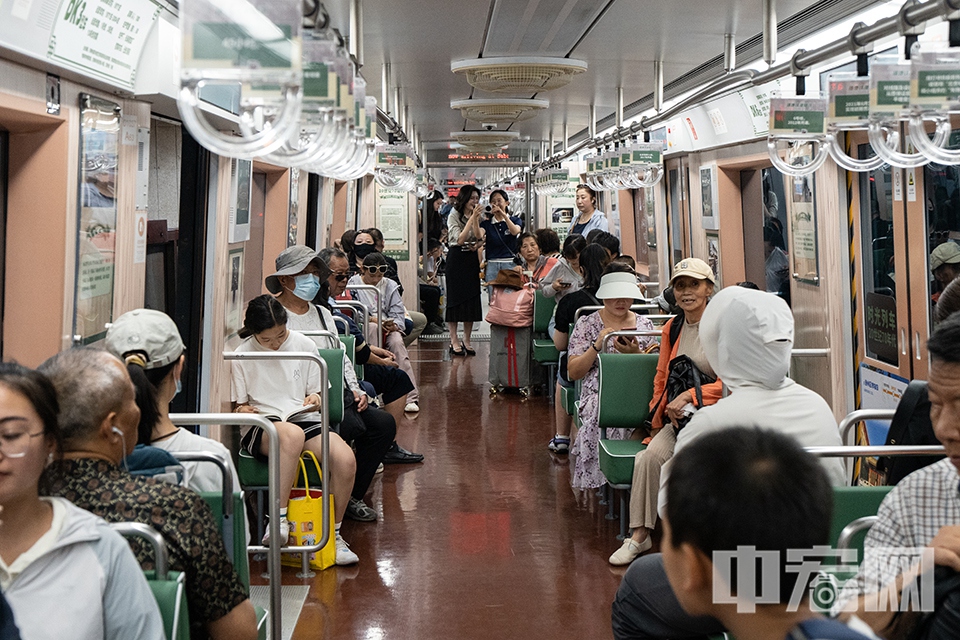 “时光列车”上坐满了出行的市民和游客。