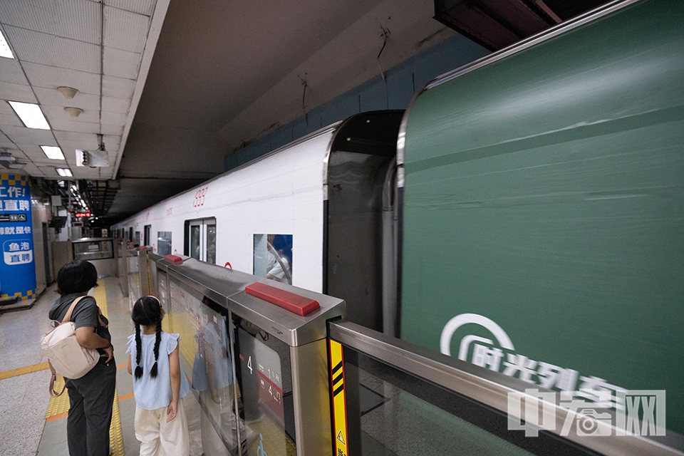 这个暑期，不妨踏上这趟“时光列车”，让通勤变成发现之旅，让出行满载惊喜与收获，在绿色出行中深度感受“京彩夏日”的城市烟火气息和文化魅力。 中宏网记者 富宇 摄