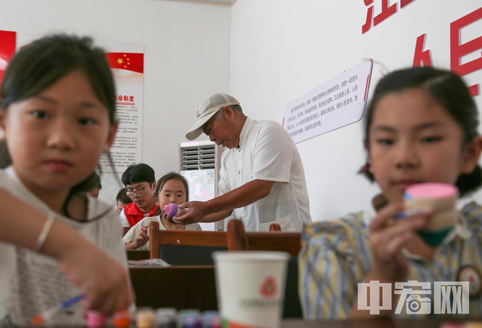 国家级非遗木旋玩具传承人樊继美走进护幼小学堂，为学生上了一节别开生面的传统文化体验课。 李结义 摄