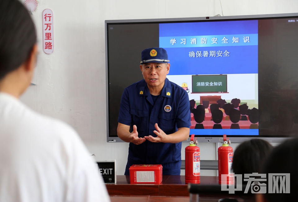 消防员给孩子们讲解火灾逃离方法。 李结义 摄 （文/赵宸）